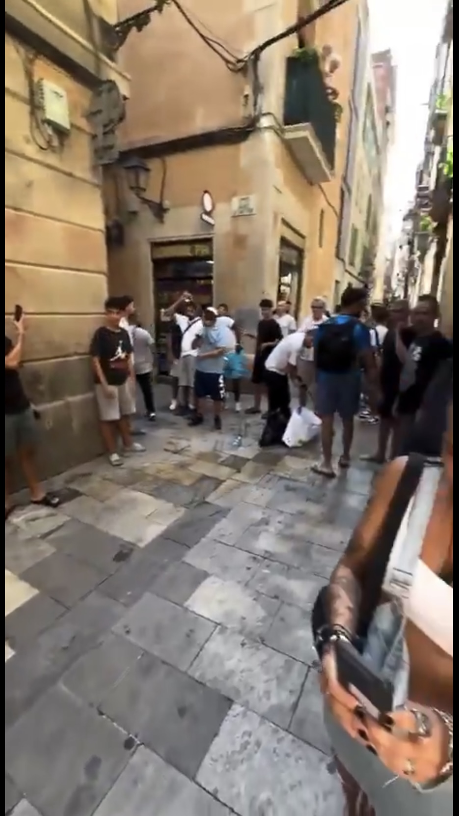 路上大批途人圍觀。 路上大批途人圍觀。