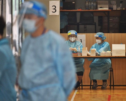 政府指採樣人員獲發保護衣符合標準。