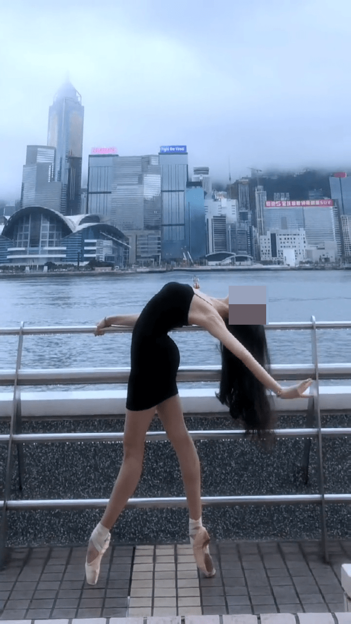 少女以芭蕾舞姿勢在本港不同地方打卡