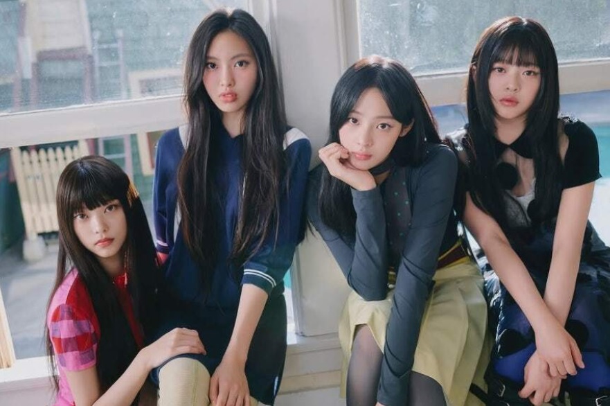 今日ADOR發布NewJeans 4周年紀念影片,4位成員(左起)Haerin、Hyein、Minji和Hanni齊集。 今日ADOR發布NewJeans 4周年紀念影片,4位成員(左起)Haerin、Hyein、Minji和Hanni齊集。
