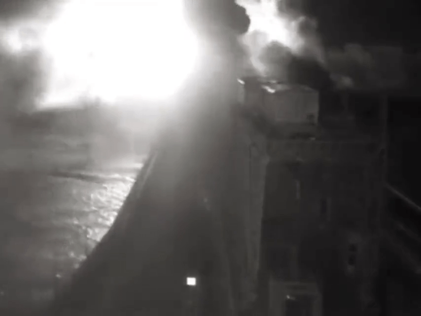 赫爾松州卡科夫卡水壩被炸中後，明顯著火。網片截圖