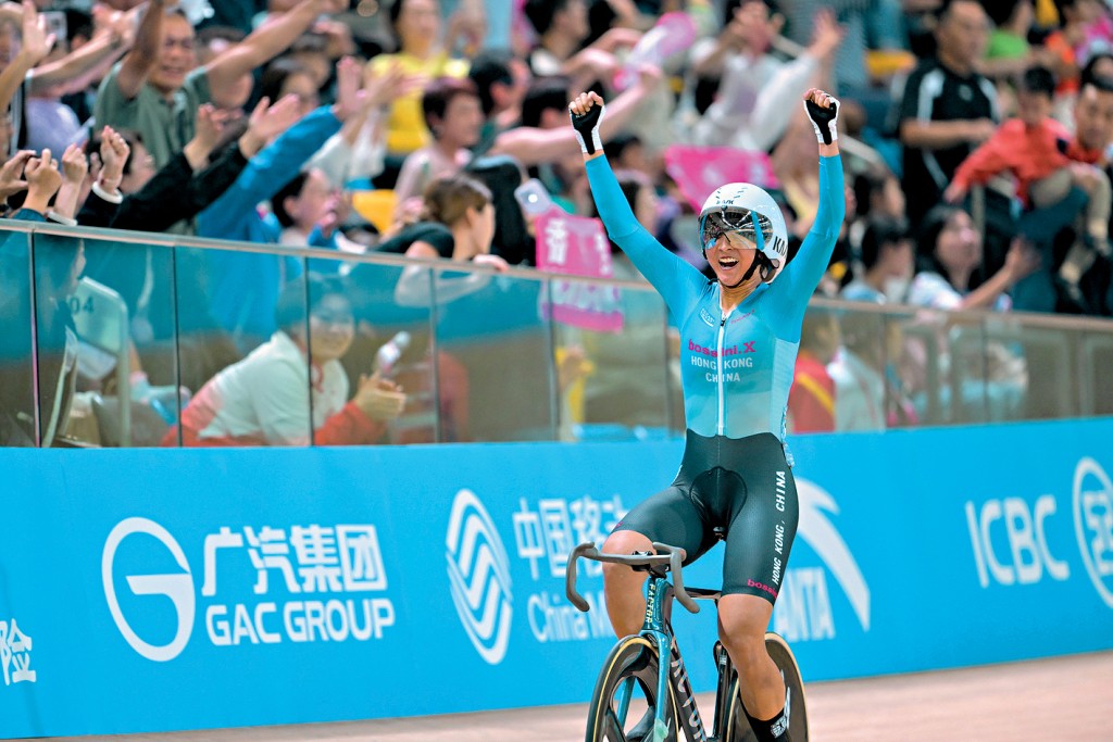 李思穎衝線後興奮高舉雙手慶祝。