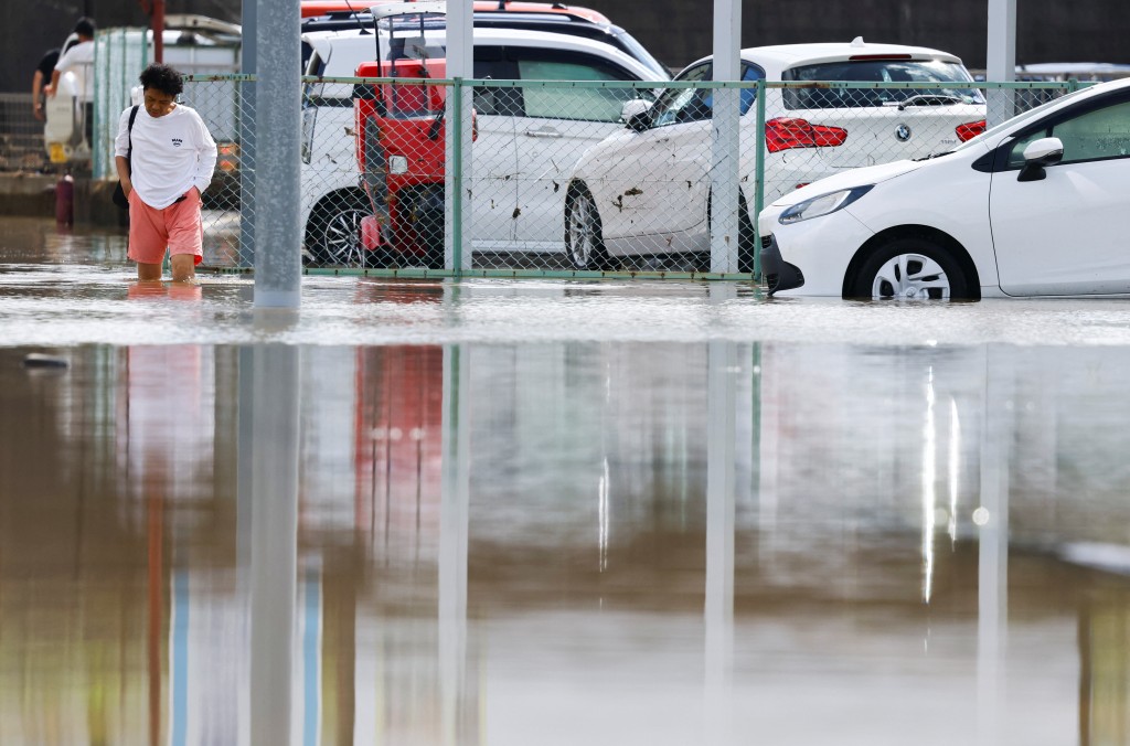 日本千叶县遭遇破纪录暴雨，多处住宅及道路严重水浸。路透社