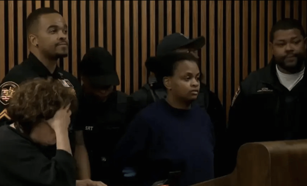 涉案母親亨德森（Aliyah Henderson）於周三被捕，被控兩項加重謀殺罪。美聯社