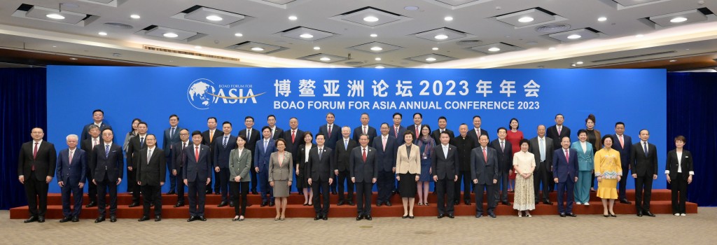 李家超（前排左八）昨日出席活動，站在國務院總理李強（前排右九）身旁合照。政府新聞處圖片