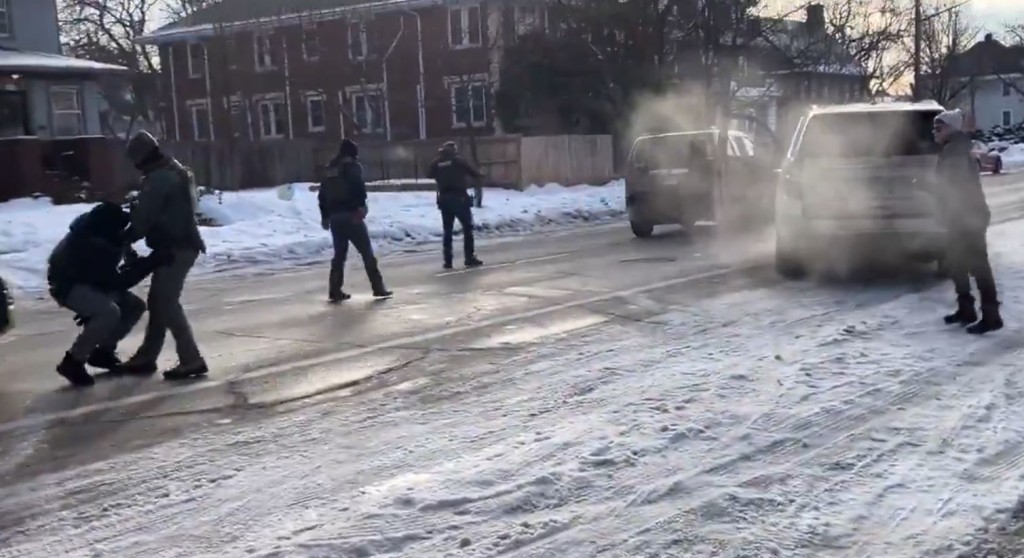 ICE人員向拒絕受查且開車逃走的司機開槍。Ｘ