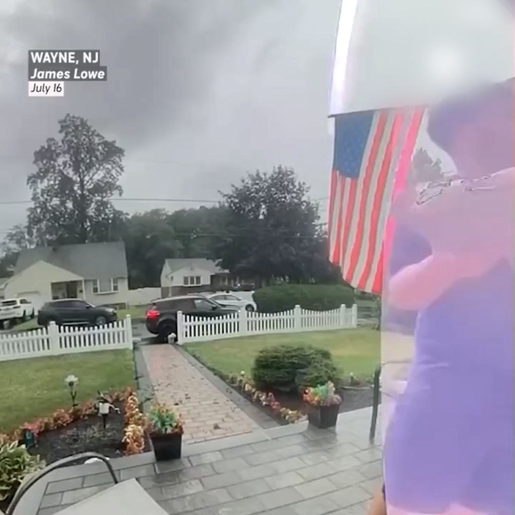 門鈴監視器拍到閃電落下的一刻。 X@accuweather