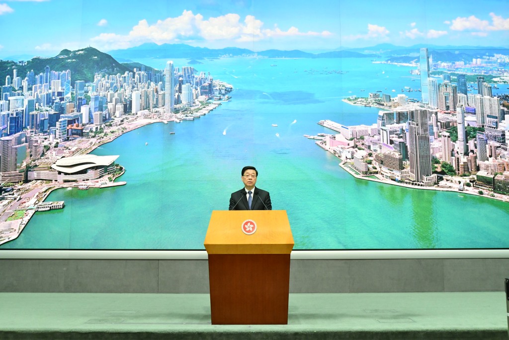 李家超出席行政會議前見傳媒。盧江球攝 李家超出席行政會議前見傳媒。盧江球攝