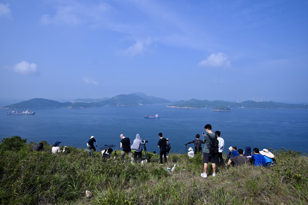 有市民登上玉桂山頂等待山東艦離港。劉駿軒攝 有市民登上玉桂山頂等待山東艦離港。劉駿軒攝