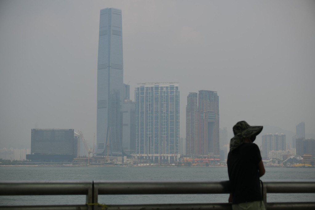 香港连日来被烟霞笼罩。