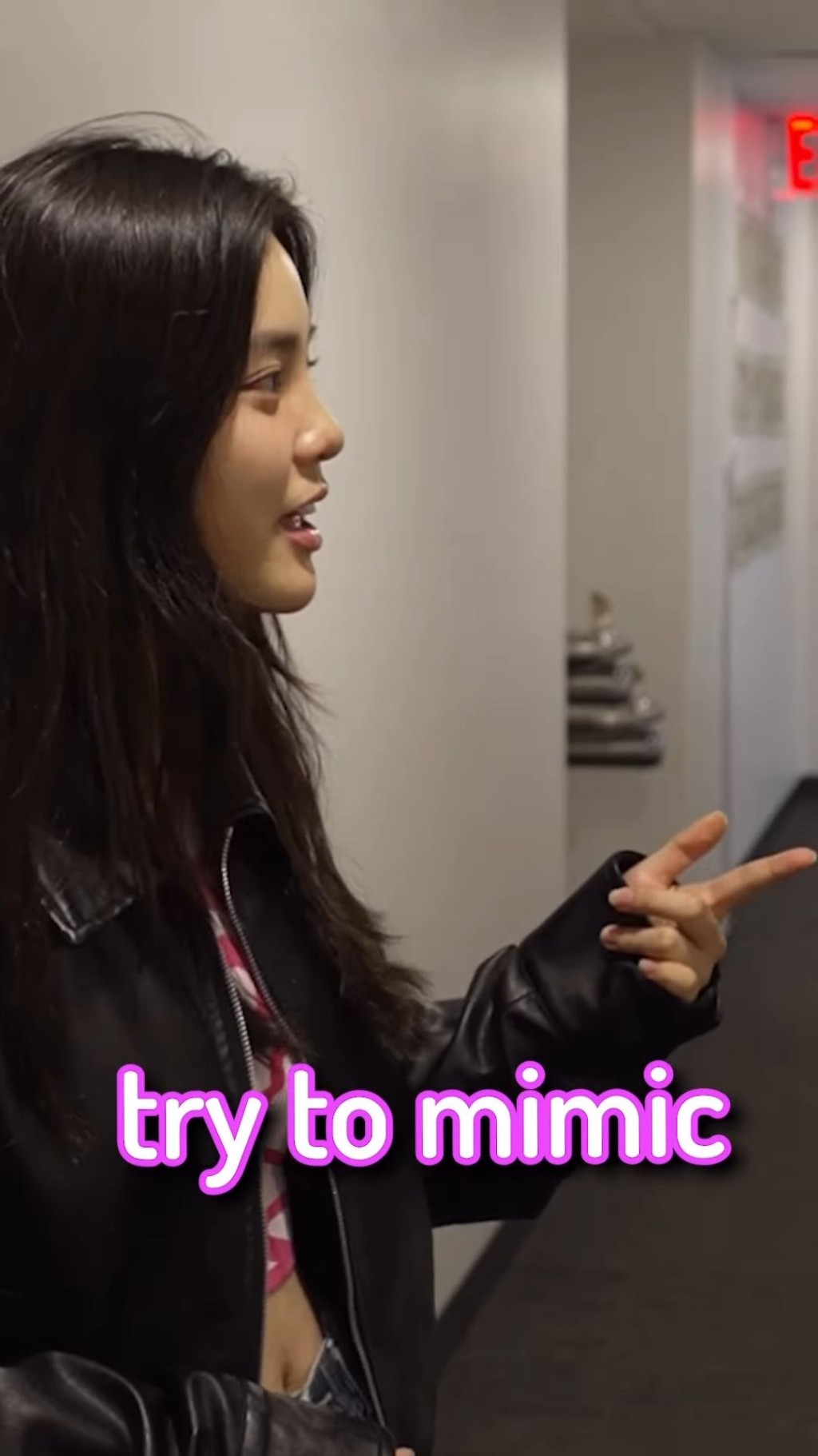 姚焯菲向同學解釋遊戲玩法，就是要盡力模仿耳機中聽到的歌曲。