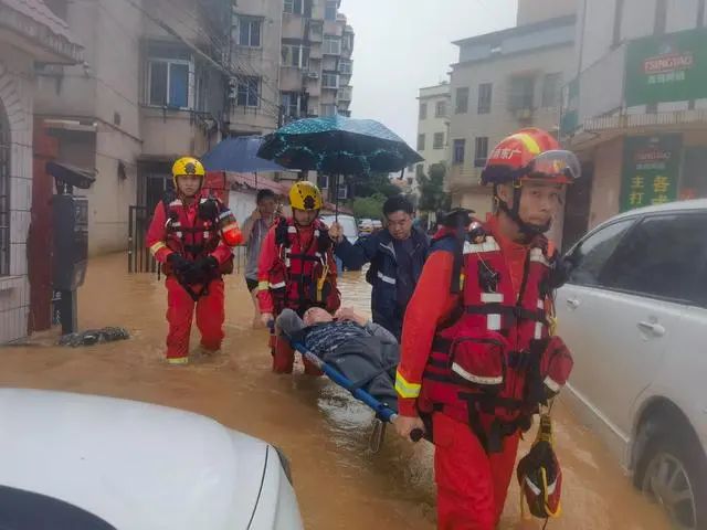 韶关多地遭遇暴雨导致水浸。消防救援队伍迅速出动奋战救人。