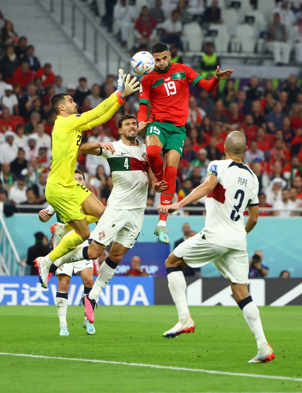 战至四十二分钟，摩洛哥左路传中球，葡萄牙门将迪奥高哥斯达判断错误出迎时间太慢，造就摩洛哥前锋安尼斯利(中)十二码点附近头槌顶入网，为摩洛哥领先1:0。REUTERS