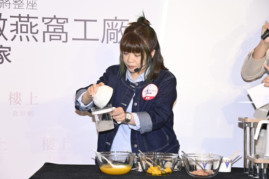 小儀陪父母飲茶期票未兌現。