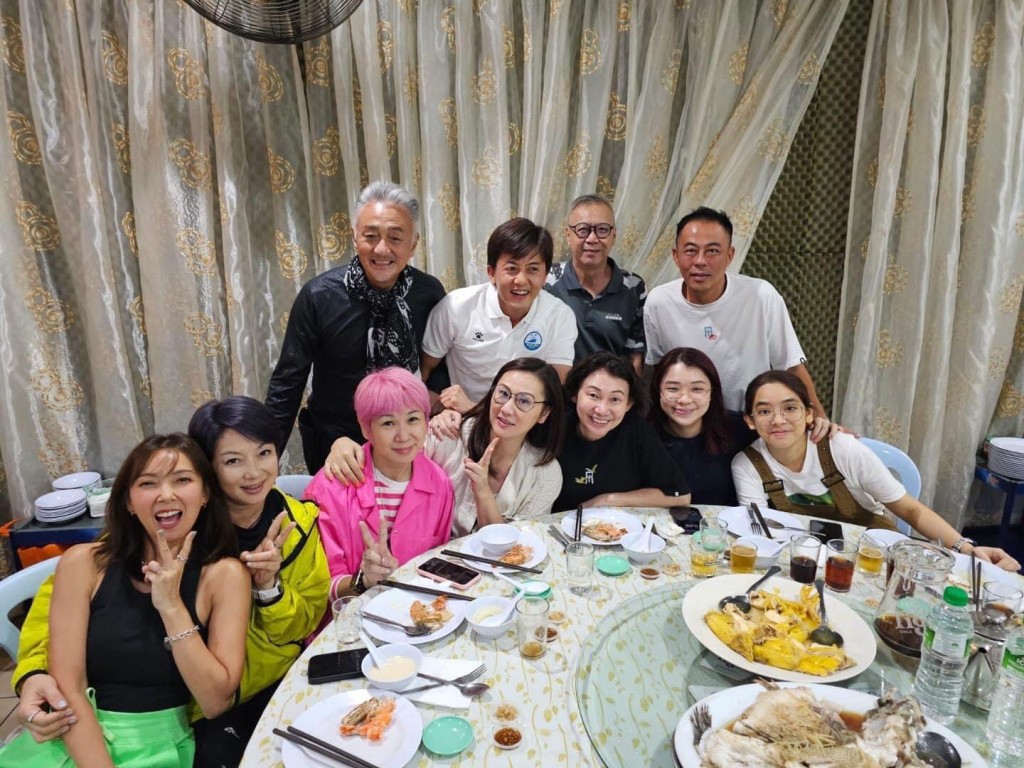 前TVB艺人崔加宝（前左三）及钟淑慧（前左四）等亦有出席饭局。
