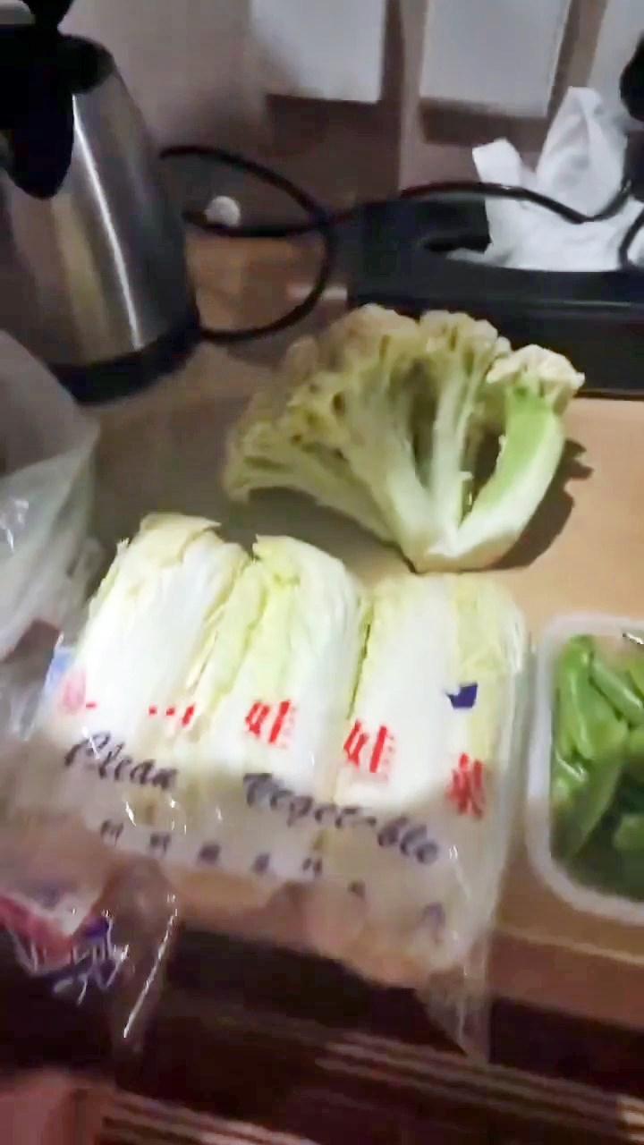 水壼周圍放有娃娃菜、荷蘭豆、白花椰菜、 菇菌、調味料、啤酒等美食,地上還有一大 袋從超市購買的牛肉。Threads截圖 水壼周圍放有娃娃菜、荷蘭豆、白花椰菜、 菇菌、調味料、啤酒等美食,地上還有一大 袋從超市購買的牛肉。Threads截圖