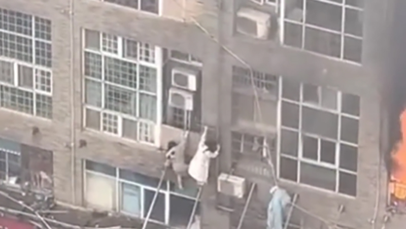  2女爬窗游绳逃生超惊险。网片截图