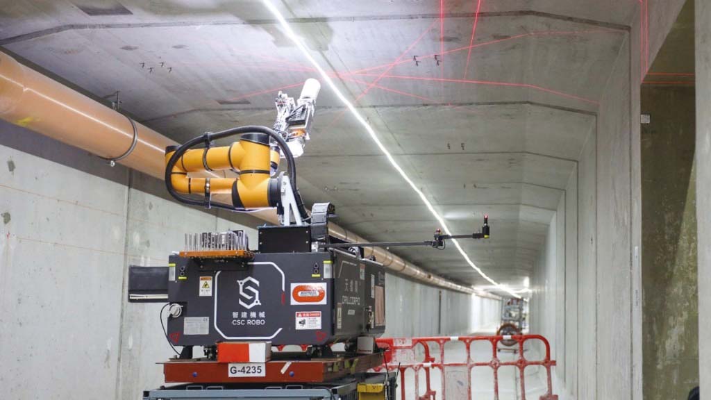建築業引入鑽孔機械人，準確鑽孔同時吸走粉塵，省時省力而且提升工人職業安全。