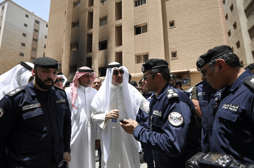 科威特官員到現場視察災情。路透社