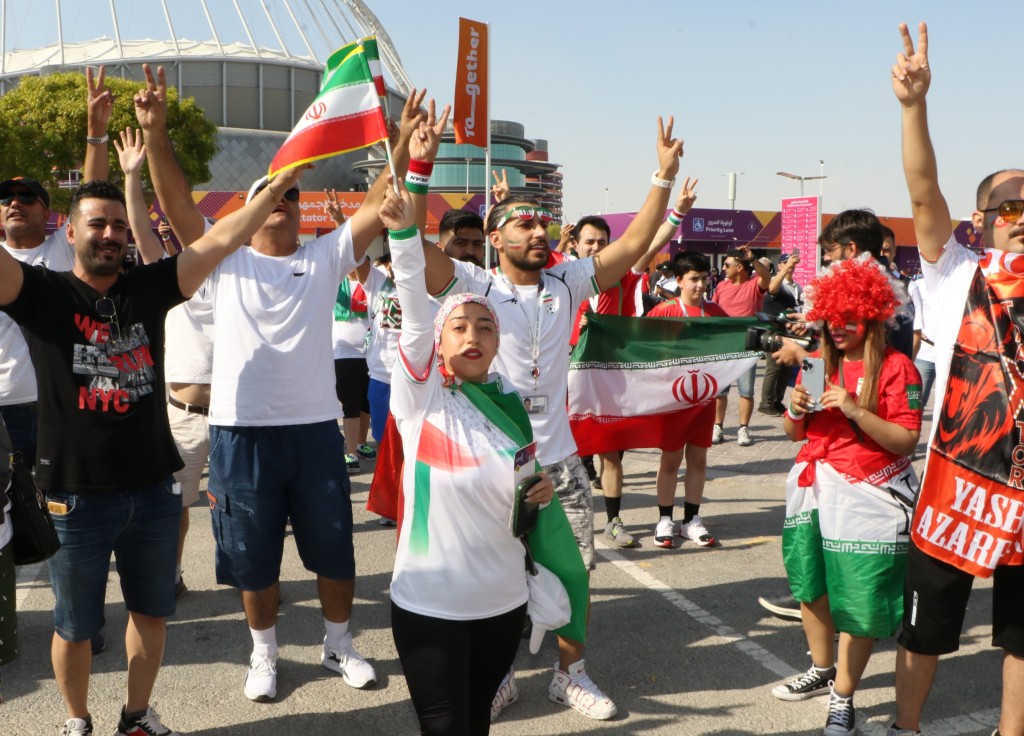 伊朗球迷帶來Boogh大聲吹奏，又落力揮舞國旗支持愛隊。王嘉豪攝