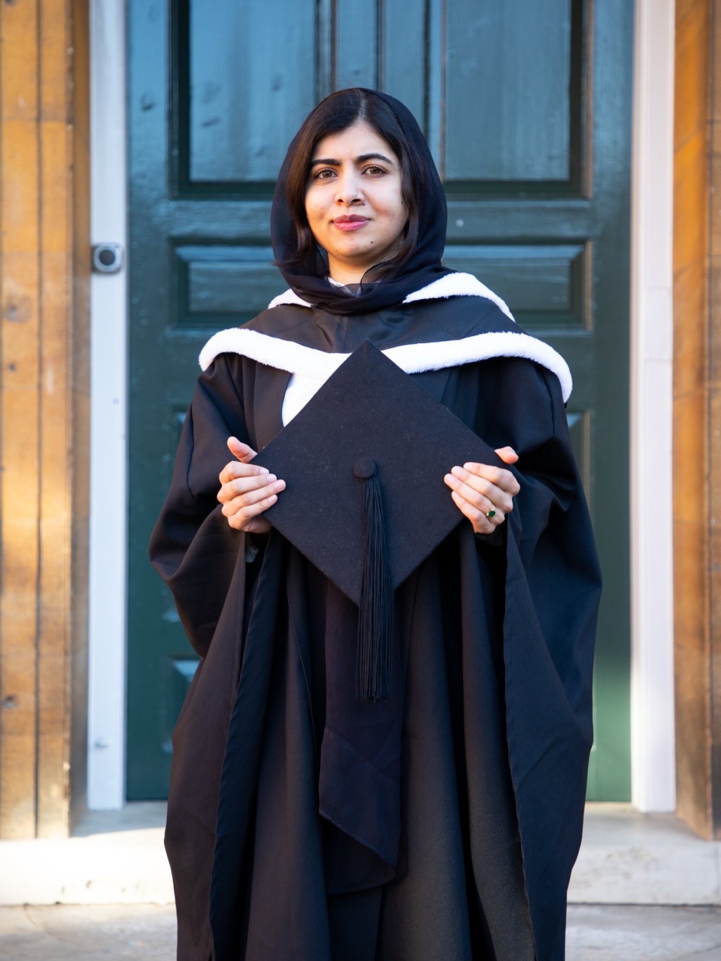 馬拉拉戴着\著學士帽身穿畢業長袍,神采飛揚。ig