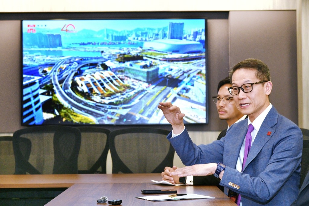 他指目前市場反應良好,收到逾80份意向書。 他指目前市場反應良好,收到逾80份意向書。