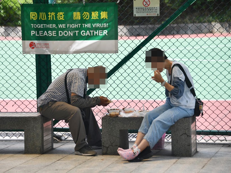 市民在公園食飯。