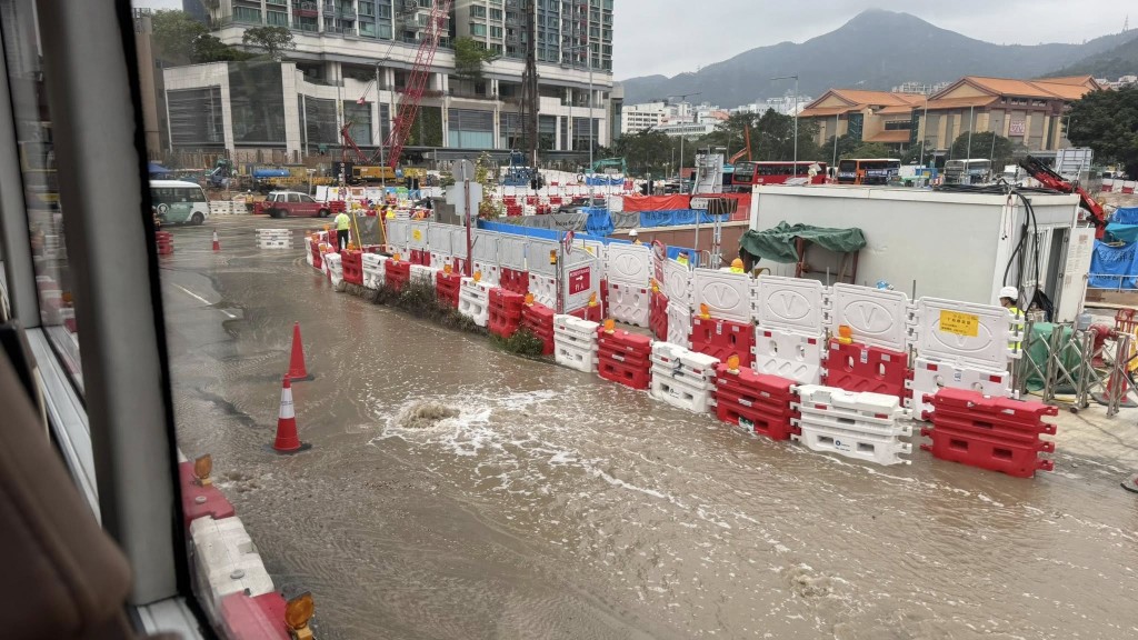 沙田大涌橋路近獅子山隧道公路一條鹹水管爆裂。網上圖片 沙田大涌橋路近獅子山隧道公路一條鹹水管爆裂。網上圖片