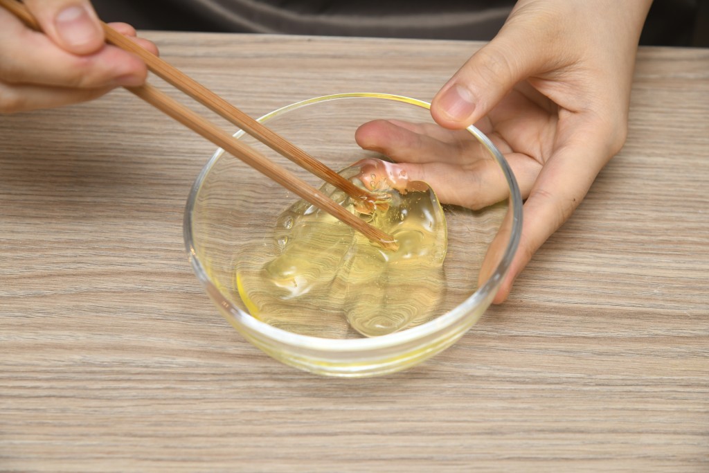 Step 5: 將蛋白打勻。Beat the egg white.