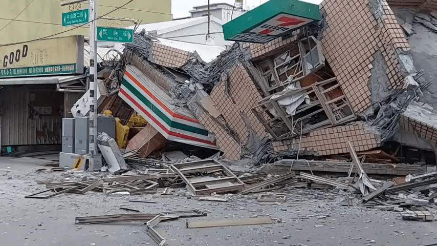 由於倒塌的房子嚴重毀損，花蓮縣政府已派人連夜強制拆除。FB圖