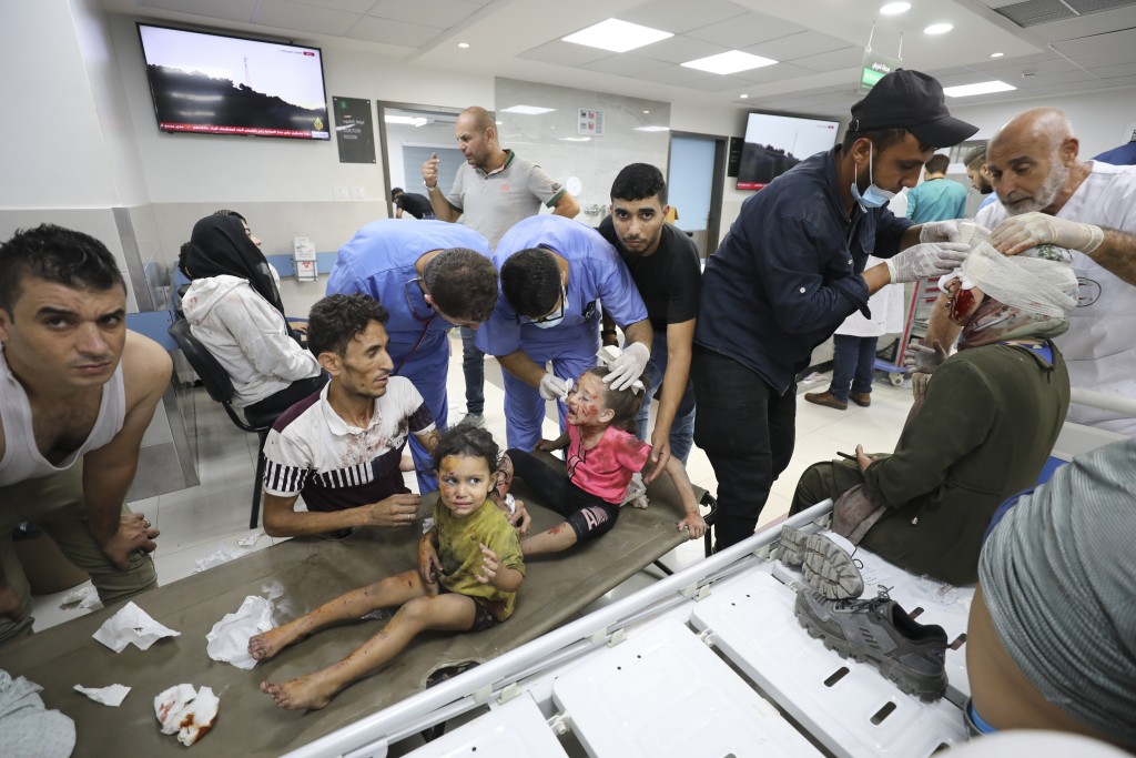 加沙最大醫院迫滿傷者。美聯社