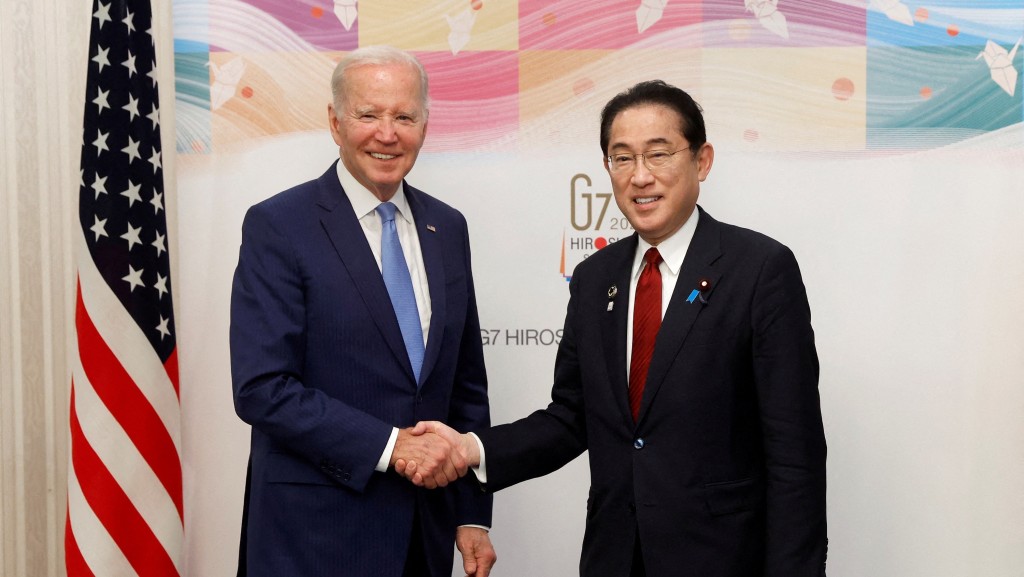 拜登（左）和岸田文雄在G7峰會前先行會晤。 路透社