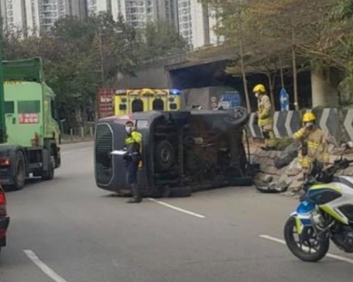 客貨車橫亙在馬路上。香港突發事故報料區 網民Kelvin To‎