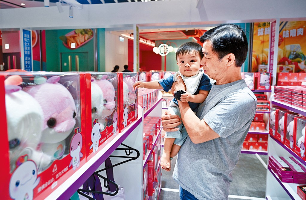 店內商品琳瑯滿目,市民和小朋友一起選購。 店內商品琳瑯滿目,市民和小朋友一起選購。