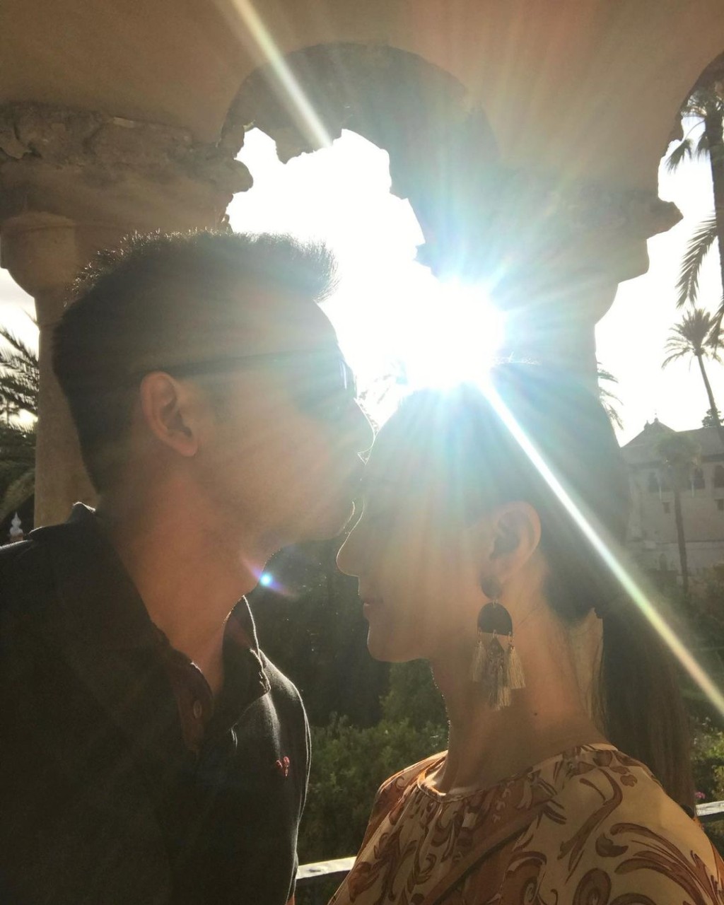 二人均是虔誠基督徒，拒絕婚前性行為。
