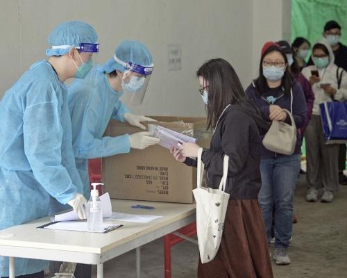 有關市民今年2月至3月在不同地點領取深喉唾液樣本瓶,或在社區檢測中心接受檢測。資料圖片
