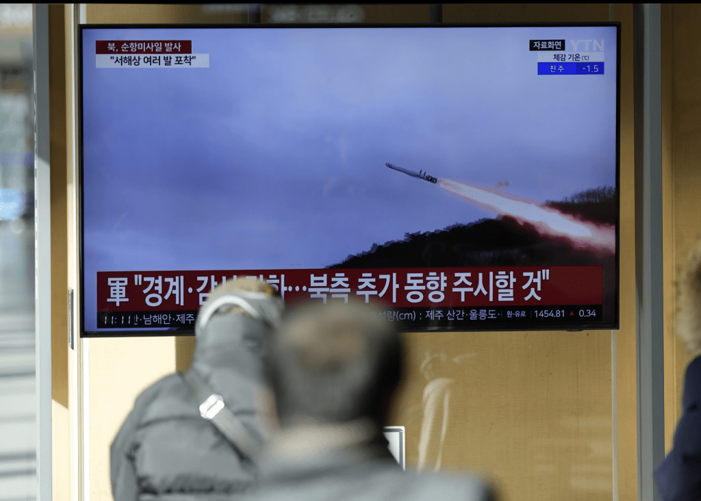 周三，在南韓首爾火車站，民眾透過電視觀看北韓試射新型航巡導彈。美聯社