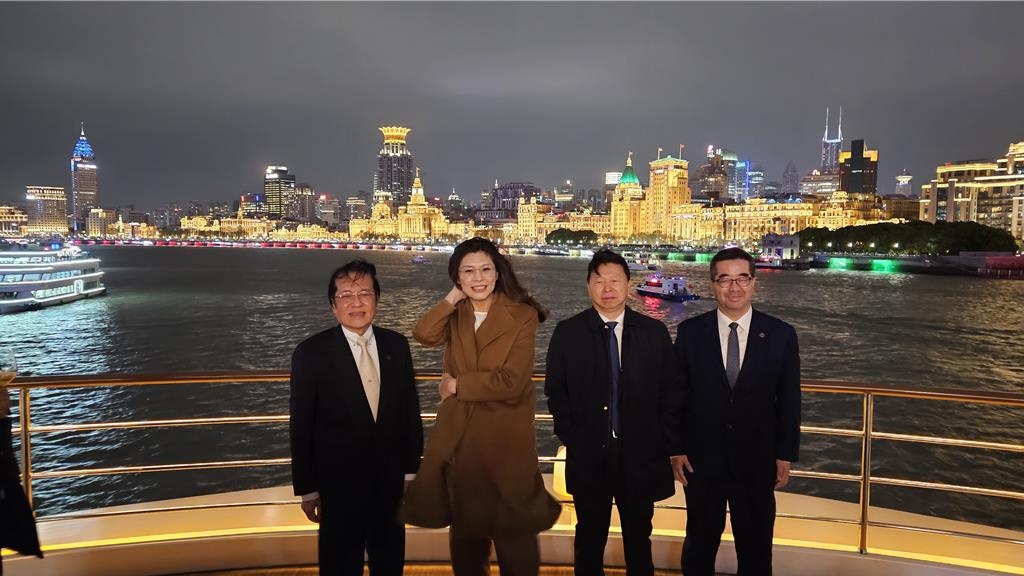 国民党主席郑丽文一行，由中共中央办主任宋涛等人陪同，搭乘游船夜游黄浦江。 中时