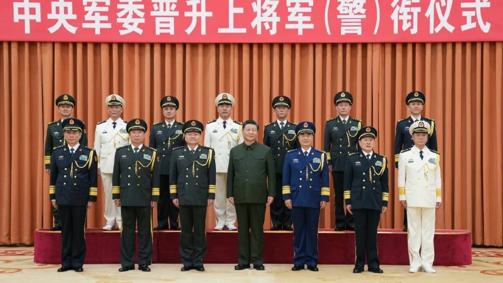 習近平及其他中央軍委主要成員與7名新晉上將合照。互聯網圖片