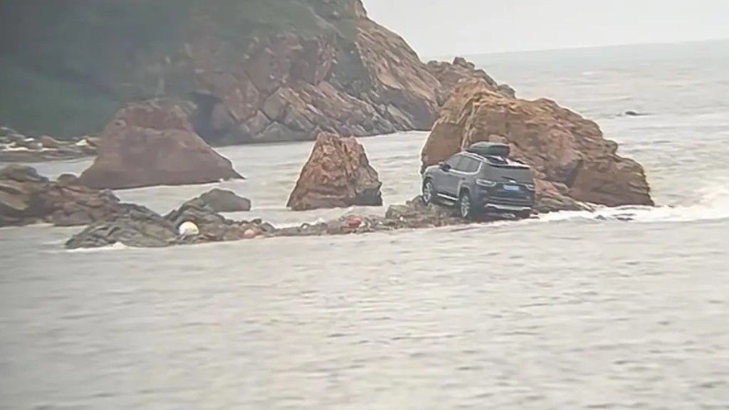 青島遊客駕駛越野車上海中島,疑忘記潮漲時間而被困。極目新聞