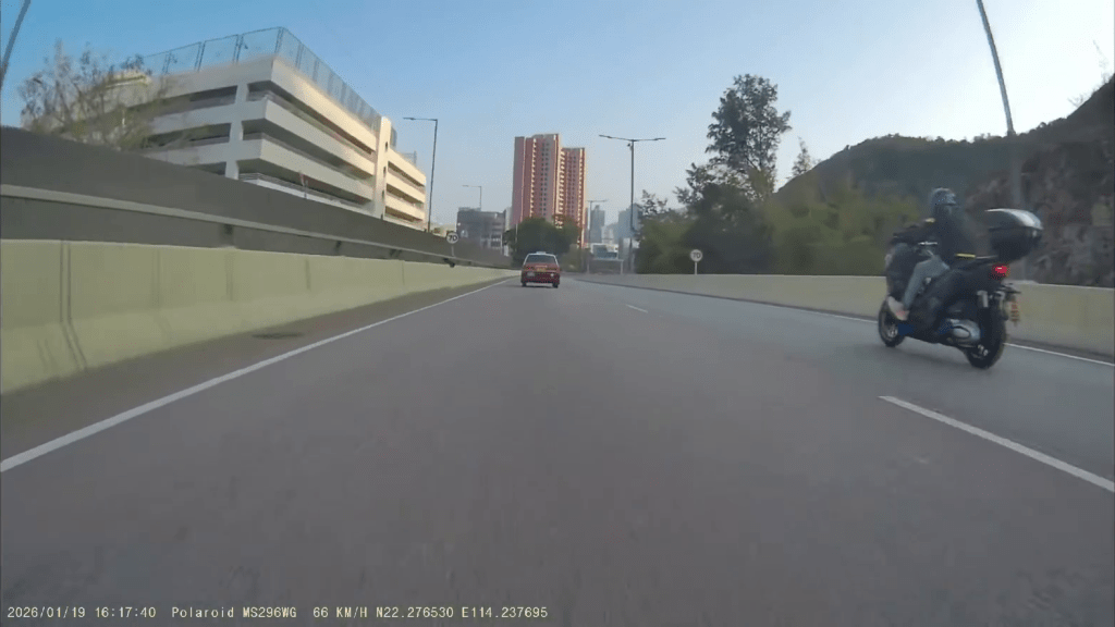 網上片段顯示鐵騎士懷疑撞雀後再失控撞欄。