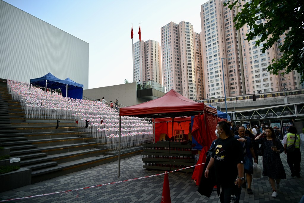 東九文化中心外LED花海，吸引不少市民注目。蘇正謙攝