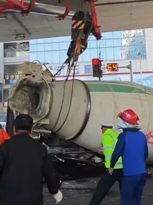 私家車被水泥車壓扁，私家車司機奇跡輕傷。影片截圖