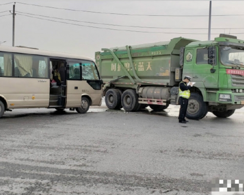 河南一架重型貨車與旅遊巴發生碰撞。 微博圖片