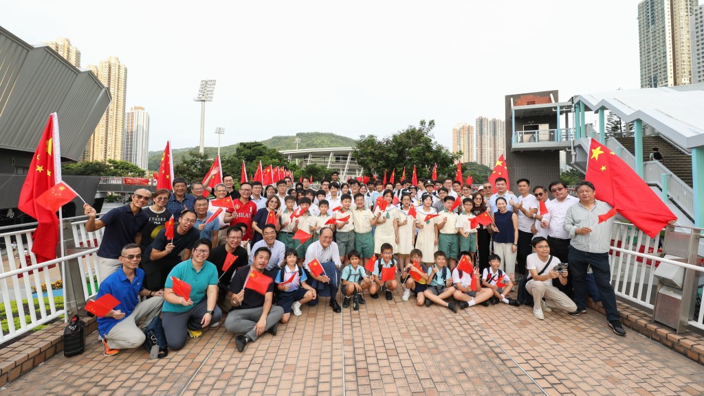 西貢民政處與西貢區各界聯合會單車館公園布置國旗旗海  表達愛國情懷 。