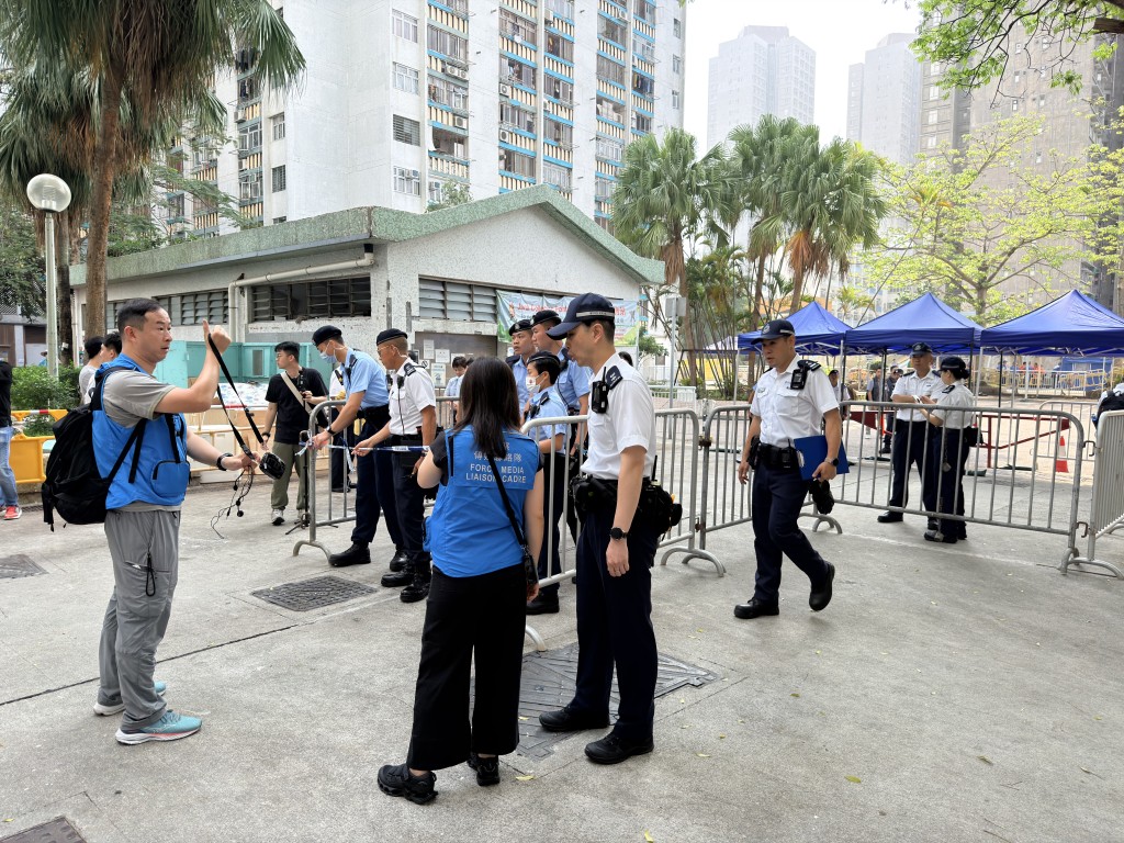 警員在場安排及協助分批上樓。梁國峰攝