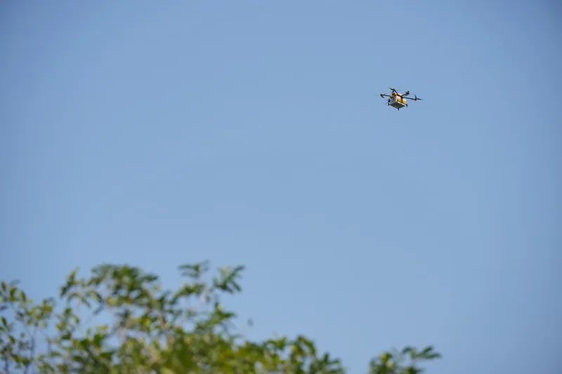 无人机在「空中快速通道」运送外卖。 