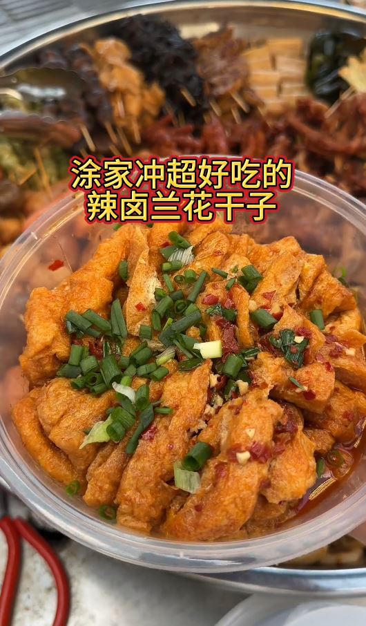 文雅9歲女吃家中賣剩泡麵影片，令網民肯定檔主的食物衛生無添加劑。抖音＠小明和雅雅