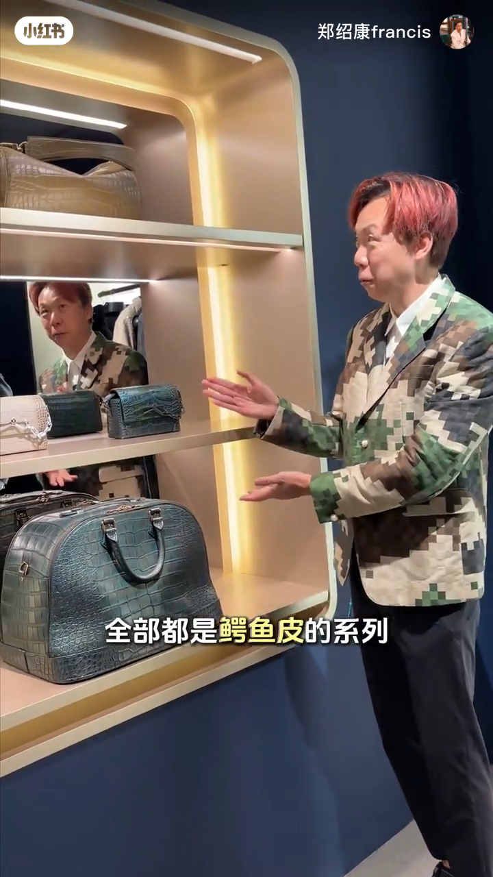鄭紹康介紹各類產品。 鄭紹康介紹各類產品。