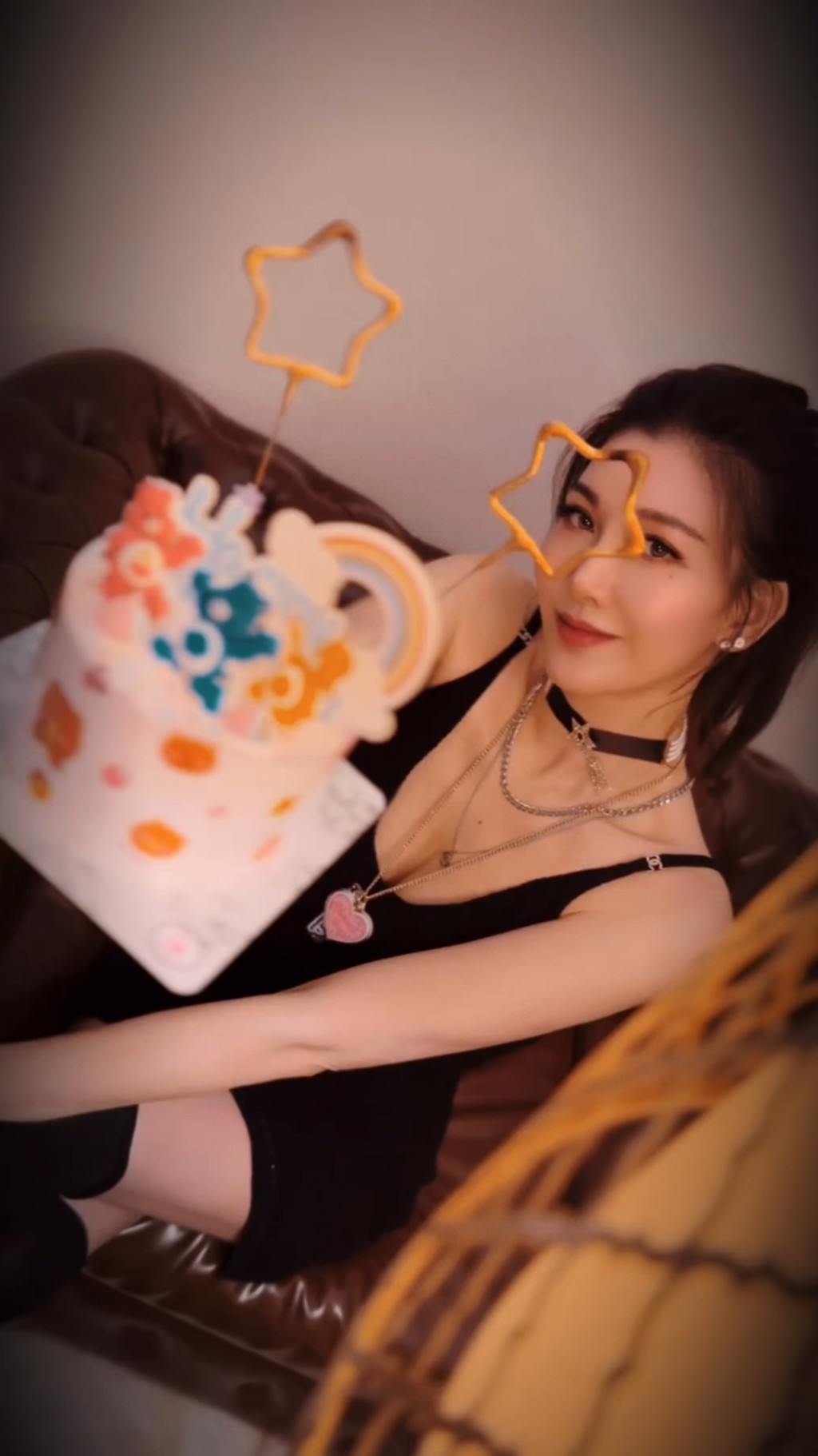 之後李彩華再出Po，今次見到她身穿黑色吊帶低胸貼身短裙。